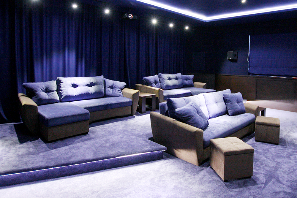 Кресла и диваны в частном кинозале